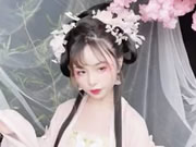 Gadis Tionghoa yang cantik sedang mengambil foto